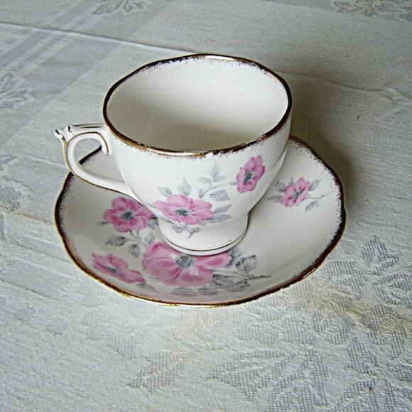 Roslyn 8414 pink Pansy cup and saucer VGU - Picture 2 of 7